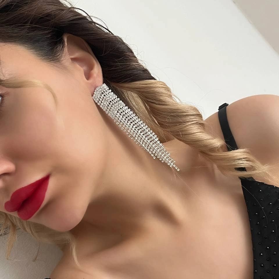 گوشواره زنانه جواهری طرح پرطرفدار پینترستی فول نگین کاری شده رنگ نقره ای مناسب مجلس و مهمانی آبکاری درجه یک نقره و رادیوم ضد حساسیت و رنگ کاملا ثابت کد zmc — تصویر ۴