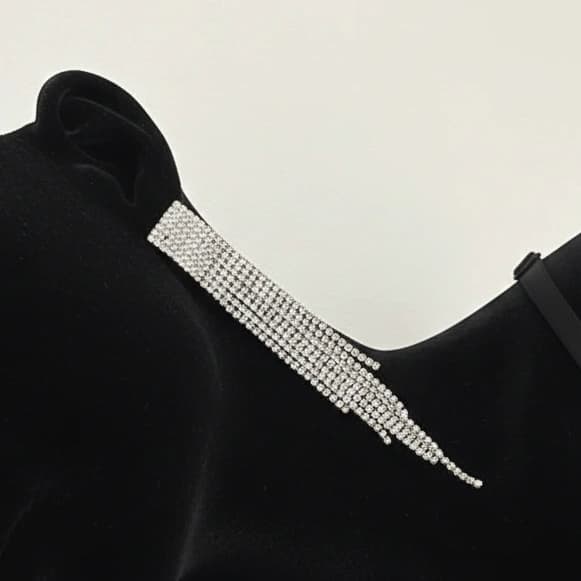 گوشواره زنانه جواهری طرح فانتزی مربعی آبشاری نگین کاری شده رنگ نقره ای مناسب مجلس و مهمانی آبکاری درجه یک نقره و رادیوم ضد حساسیت و رنگ کاملا ثابت کد zmc — تصویر ۲