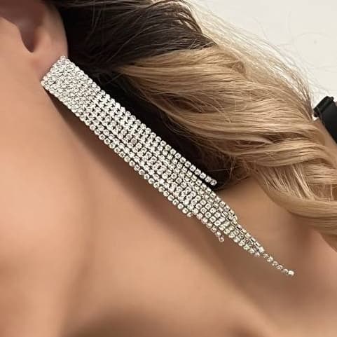 گوشواره زنانه جواهری طرح فانتزی مربعی آبشاری نگین کاری شده رنگ نقره ای مناسب مجلس و مهمانی آبکاری درجه یک نقره و رادیوم ضد حساسیت و رنگ کاملا ثابت کد zmc