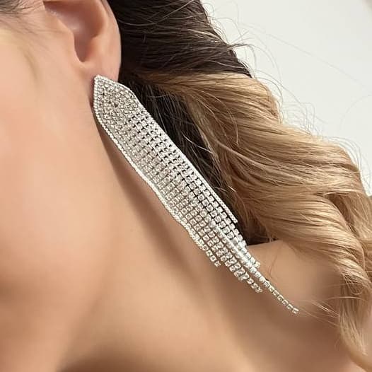 گوشواره زنانه جواهری طرح شیک و به روز آبشاری نگین کاری شده رنگ نقره ای مناسب مجلس و مهمانی آبکاری درجه یک نقره و رادیوم ضد حساسیت و رنگ کاملا ثابت کد zmc