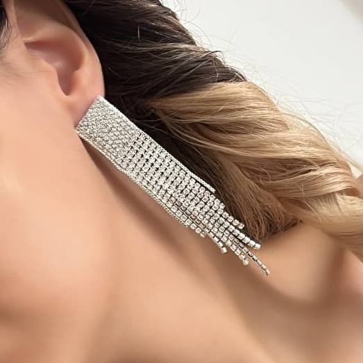 گوشواره زنانه جواهری خاص طرح مربعی آبشاری فول نگین کاری شده رنگ نقره ای مناسب مجلس و مهمانی آبکاری درجه یک نقره و رادیوم ضد حساسیت و رنگ کاملا ثابت کد zmc