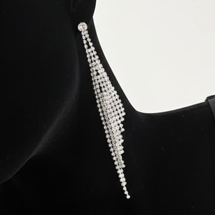 گوشواره زنانه جواهری یونیک رشته ای فول نگین کاری شده رنگ نقره ای مناسب مجلس و مهمانی آبکاری درجه یک نقره و رادیوم ضد حساسیت و رنگ کاملا ثابت کد zmc — تصویر ۳