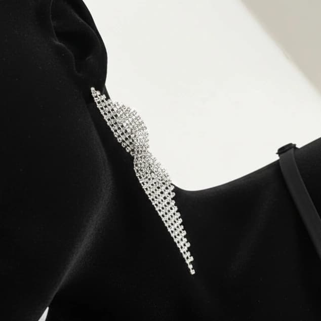 گوشواره زنانه جواهری طرح پیچی آبشاری نگین کاری شده رنگ نقره ای مناسب مجلس و مهمانی آبکاری درجه یک نقره و رادیوم ضد حساسیت و رنگ کاملا ثابت کد zmc — تصویر ۲