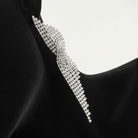 گوشواره زنانه جواهری طرح پیچی آبشاری نگین کاری شده رنگ نقره ای مناسب مجلس و مهمانی آبکاری درجه یک نقره و رادیوم ضد حساسیت و رنگ کاملا ثابت کد zmc — تصویر ۳