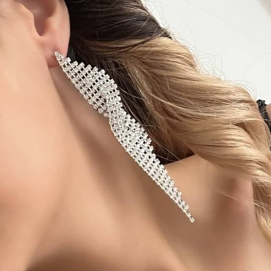 گوشواره زنانه جواهری طرح پیچی آبشاری نگین کاری شده رنگ نقره ای مناسب مجلس و مهمانی آبکاری درجه یک نقره و رادیوم ضد حساسیت و رنگ کاملا ثابت کد zmc