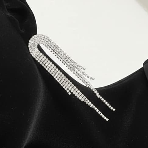 گوشواره زنانه جواهری طرح U برعکس آبشاری نگین کاری شده رنگ نقره ای مناسب مجلس و مهمانی آبکاری درجه یک نقره و رادیوم ضد حساسیت و رنگ کاملا ثابت کد zmc — تصویر ۳