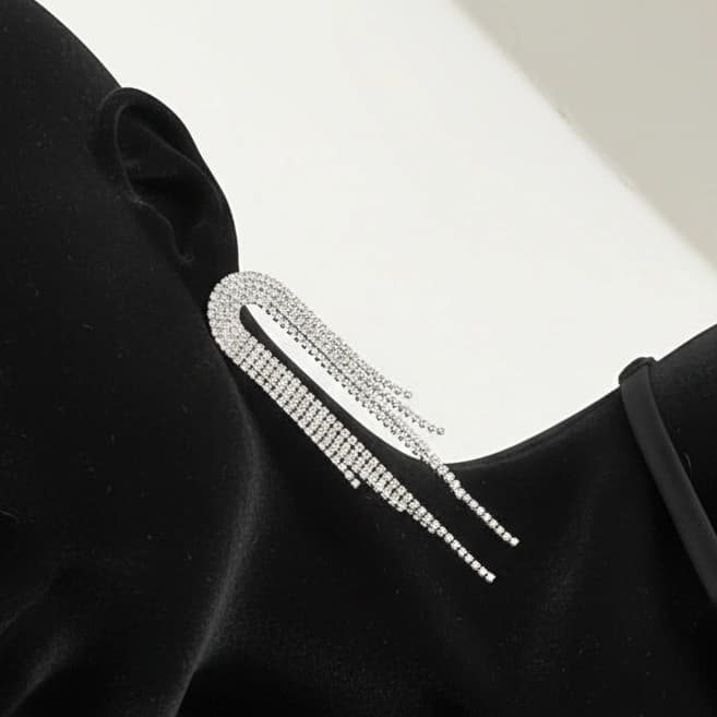 گوشواره زنانه جواهری طرح U برعکس آبشاری نگین کاری شده رنگ نقره ای مناسب مجلس و مهمانی آبکاری درجه یک نقره و رادیوم ضد حساسیت و رنگ کاملا ثابت کد zmc — تصویر ۲