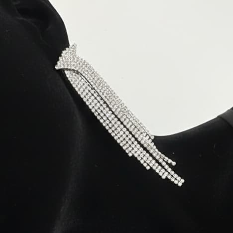 گوشواره زنانه جواهری طرح ضربدری آبشاری فول نگین کاری شده رنگ نقره ای مناسب مجلس و مهمانی آبکاری درجه یک نقره و رادیوم ضد حساسیت و رنگ کاملا ثابت کد zmc — تصویر ۳