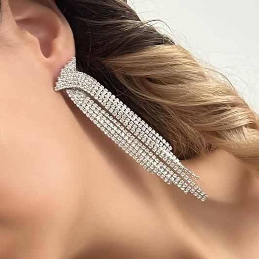 گوشواره زنانه جواهری طرح ضربدری آبشاری فول نگین کاری شده رنگ نقره ای مناسب مجلس و مهمانی آبکاری درجه یک نقره و رادیوم ضد حساسیت و رنگ کاملا ثابت کد zmc