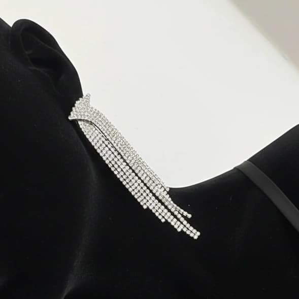 گوشواره زنانه جواهری طرح ضربدری آبشاری فول نگین کاری شده رنگ نقره ای مناسب مجلس و مهمانی آبکاری درجه یک نقره و رادیوم ضد حساسیت و رنگ کاملا ثابت کد zmc — تصویر ۲