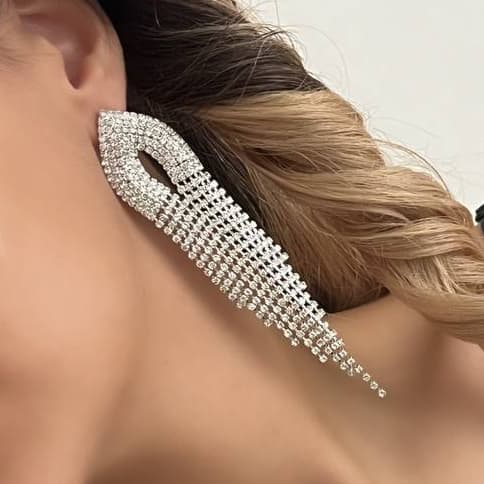 گوشواره زنانه جواهری طرح اشک آبشاری نگین کاری شده رنگ نقره ای مناسب مجلس و مهمانی آبکاری درجه یک نقره و رادیوم ضد حساسیت و رنگ کاملا ثابت کد zmc