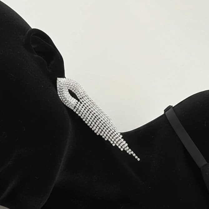 گوشواره زنانه جواهری طرح اشک آبشاری نگین کاری شده رنگ نقره ای مناسب مجلس و مهمانی آبکاری درجه یک نقره و رادیوم ضد حساسیت و رنگ کاملا ثابت کد zmc — تصویر ۴