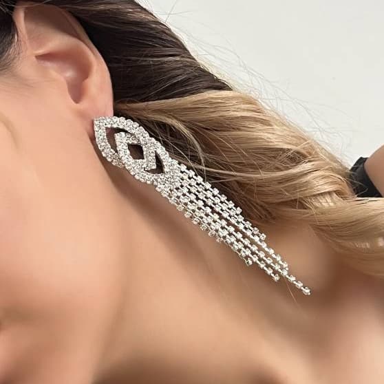 گوشواره زنانه جواهری طرح گره توهم رشته ای نگین کاری شده رنگ نقره ای مناسب مجلس و مهمانی آبکاری درجه یک نقره و رادیوم ضد حساسیت و رنگ کاملا ثابت کد zmc