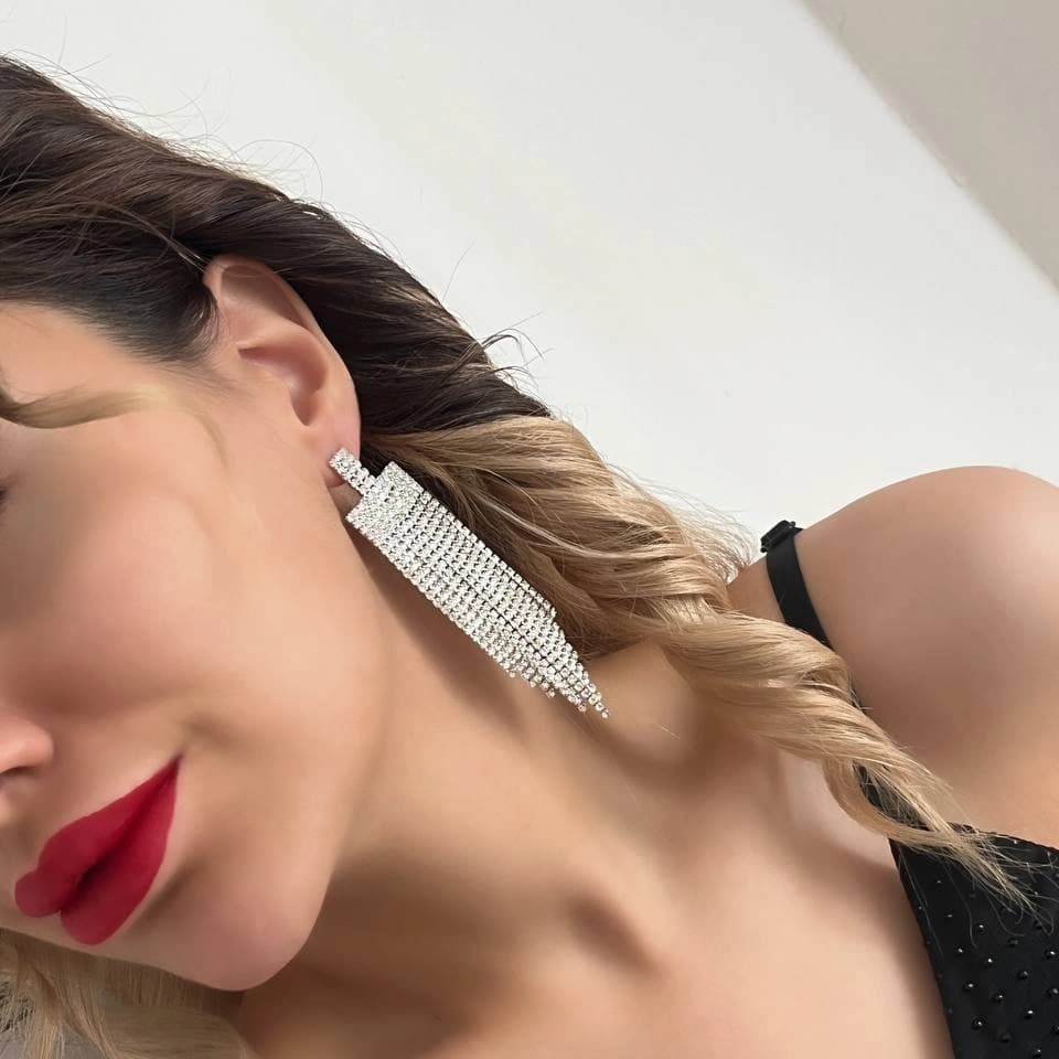 گوشواره زنانه جواهری طرح فانتزی رشته ای فول نگین کاری شده رنگ نقره ای مناسب مجلس و مهمانی آبکاری درجه یک نقره و رادیوم ضد حساسیت و رنگ کاملا ثابت کد zmc — تصویر ۲