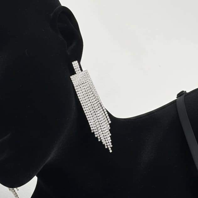 گوشواره زنانه جواهری طرح فانتزی رشته ای فول نگین کاری شده رنگ نقره ای مناسب مجلس و مهمانی آبکاری درجه یک نقره و رادیوم ضد حساسیت و رنگ کاملا ثابت کد zmc — تصویر ۴