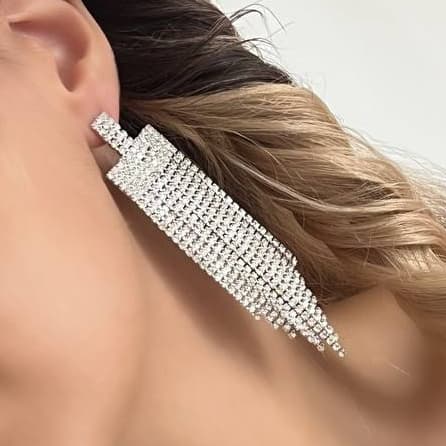 گوشواره زنانه جواهری طرح فانتزی رشته ای فول نگین کاری شده رنگ نقره ای مناسب مجلس و مهمانی آبکاری درجه یک نقره و رادیوم ضد حساسیت و رنگ کاملا ثابت کد zmc