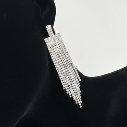 گوشواره زنانه جواهری طرح فانتزی رشته ای فول نگین کاری شده رنگ نقره ای مناسب مجلس و مهمانی آبکاری درجه یک نقره و رادیوم ضد حساسیت و رنگ کاملا ثابت کد zmc — تصویر ۳