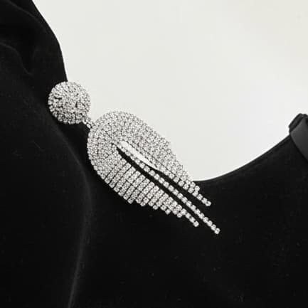 گوشواره زنانه جواهری طرح دایره ای آویز رشته این U نگین کاری شده رنگ نقره ای مناسب مجلس و مهمانی آبکاری درجه یک نقره و رادیوم ضد حساسیت و رنگ کاملا ثابت کد zmc — تصویر ۳