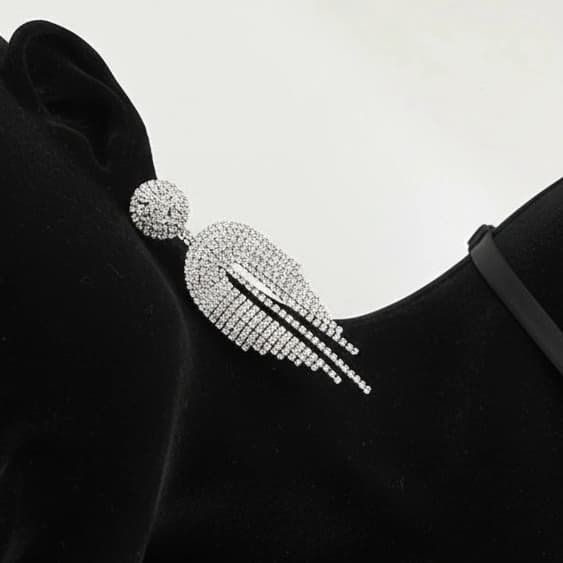 گوشواره زنانه جواهری طرح دایره ای آویز رشته این U نگین کاری شده رنگ نقره ای مناسب مجلس و مهمانی آبکاری درجه یک نقره و رادیوم ضد حساسیت و رنگ کاملا ثابت کد zmc — تصویر ۴