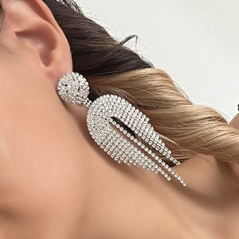 گوشواره زنانه جواهری طرح دایره ای آویز رشته این U نگین کاری شده رنگ نقره ای مناسب مجلس و مهمانی آبکاری درجه یک نقره و رادیوم ضد حساسیت و رنگ کاملا ثابت کد zmc