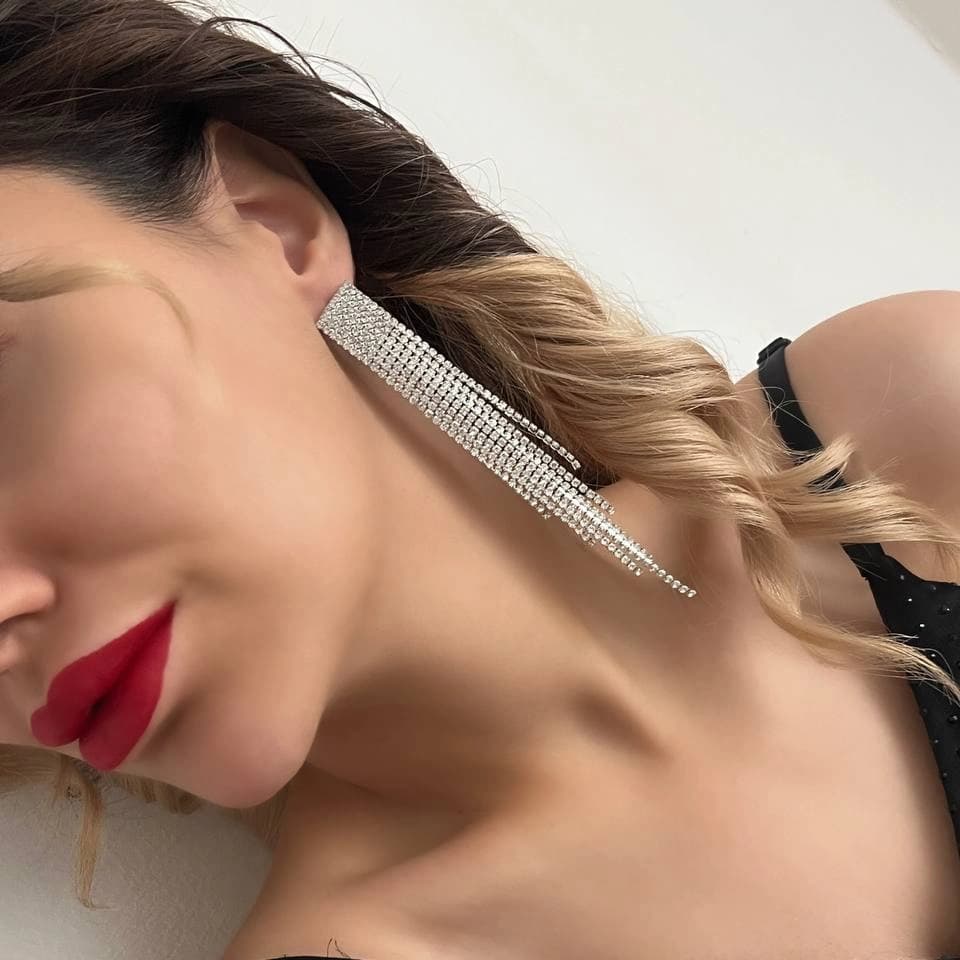 گوشواره زنانه جواهری طرح مربعی آویز رشته ای نگین کاری شده رنگ نقره ای مناسب مجلس و مهمانی آبکاری درجه یک نقره و رادیوم ضد حساسیت و رنگ کاملا ثابت کد zmc — تصویر ۴