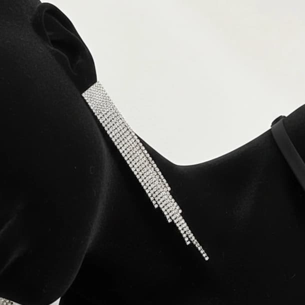 گوشواره زنانه جواهری طرح مربعی آویز رشته ای نگین کاری شده رنگ نقره ای مناسب مجلس و مهمانی آبکاری درجه یک نقره و رادیوم ضد حساسیت و رنگ کاملا ثابت کد zmc — تصویر ۲