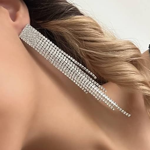 گوشواره زنانه جواهری طرح مربعی آویز رشته ای نگین کاری شده رنگ نقره ای مناسب مجلس و مهمانی آبکاری درجه یک نقره و رادیوم ضد حساسیت و رنگ کاملا ثابت کد zmc