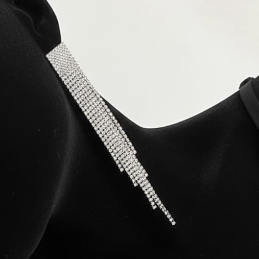 گوشواره زنانه جواهری طرح مربعی آویز رشته ای نگین کاری شده رنگ نقره ای مناسب مجلس و مهمانی آبکاری درجه یک نقره و رادیوم ضد حساسیت و رنگ کاملا ثابت کد zmc — تصویر ۳
