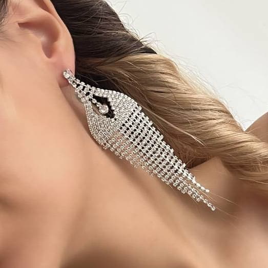 گوشواره زنانه جواهری طرح آویز جواهری رشته ای فول نگین کاری شده رنگ نقره ای مناسب مجلس و مهمانی آبکاری درجه یک نقره و رادیوم ضد حساسیت و رنگ کاملا ثابت کد zmc