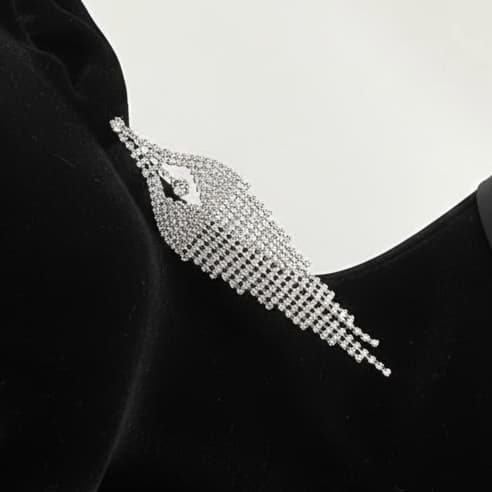 گوشواره زنانه جواهری طرح آویز جواهری رشته ای فول نگین کاری شده رنگ نقره ای مناسب مجلس و مهمانی آبکاری درجه یک نقره و رادیوم ضد حساسیت و رنگ کاملا ثابت کد zmc — تصویر ۳