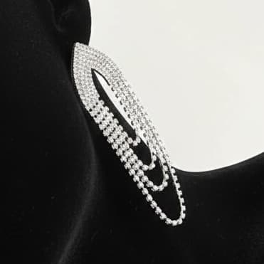 گوشواره زنانه جواهری طرح بیضی چند لاین نگین کاری شده رنگ نقره ای مناسب مجلس و مهمانی آبکاری درجه یک نقره و رادیوم ضد حساسیت و رنگ کاملا ثابت کد zmc — تصویر ۳