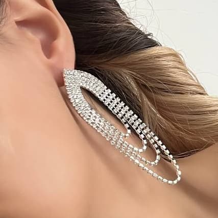 گوشواره زنانه جواهری طرح بیضی چند لاین نگین کاری شده رنگ نقره ای مناسب مجلس و مهمانی آبکاری درجه یک نقره و رادیوم ضد حساسیت و رنگ کاملا ثابت کد zmc