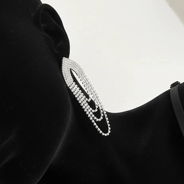 گوشواره زنانه جواهری طرح بیضی چند لاین نگین کاری شده رنگ نقره ای مناسب مجلس و مهمانی آبکاری درجه یک نقره و رادیوم ضد حساسیت و رنگ کاملا ثابت کد zmc — تصویر ۲