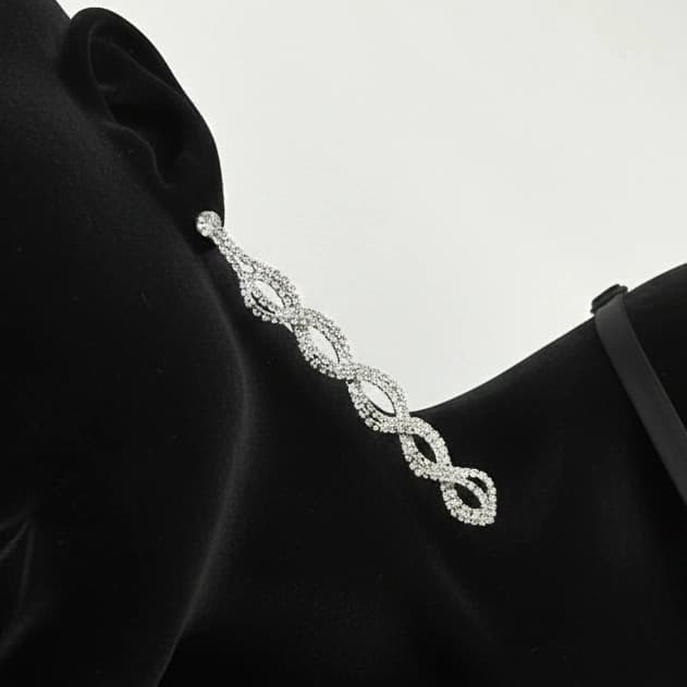 گوشواره زنانه جواهری طرح پیچی دو لاین نگین کاری شده رنگ نقره ای مناسب مجلس و مهمانی آبکاری درجه یک نقره و رادیوم ضد حساسیت و رنگ کاملا ثابت کد zmc — تصویر ۳