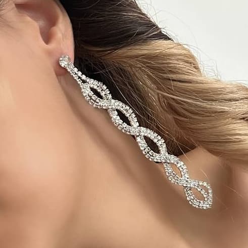 گوشواره زنانه جواهری طرح پیچی دو لاین نگین کاری شده رنگ نقره ای مناسب مجلس و مهمانی آبکاری درجه یک نقره و رادیوم ضد حساسیت و رنگ کاملا ثابت کد zmc
