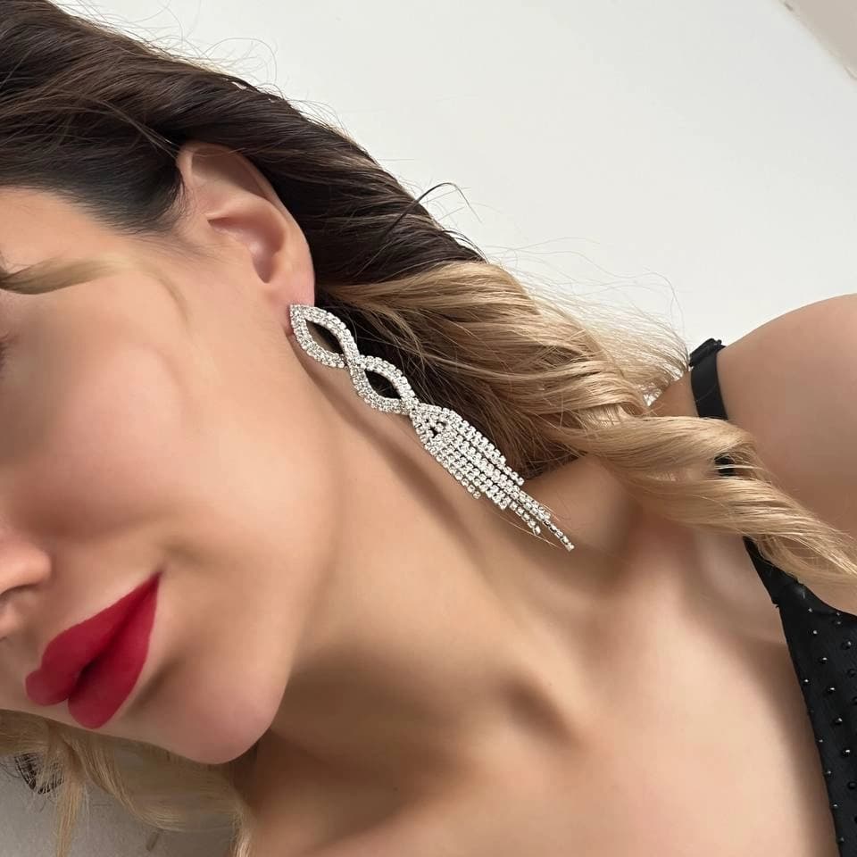 گوشواره زنانه جواهری طرح بینهایت ریش ریش نگین کاری شده رنگ نقره ای مناسب روزمره و مهمانی آبکاری درجه یک نقره و رادیوم ضد حساسیت و رنگ کاملا ثابت کد zmc — تصویر ۳