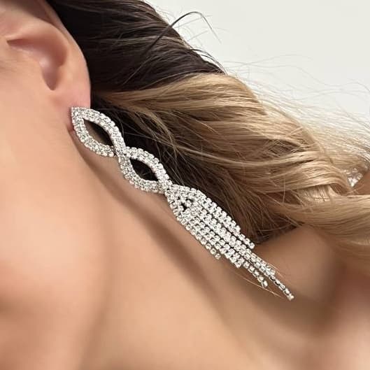 گوشواره زنانه جواهری طرح بینهایت ریش ریش نگین کاری شده رنگ نقره ای مناسب روزمره و مهمانی آبکاری درجه یک نقره و رادیوم ضد حساسیت و رنگ کاملا ثابت کد zmc