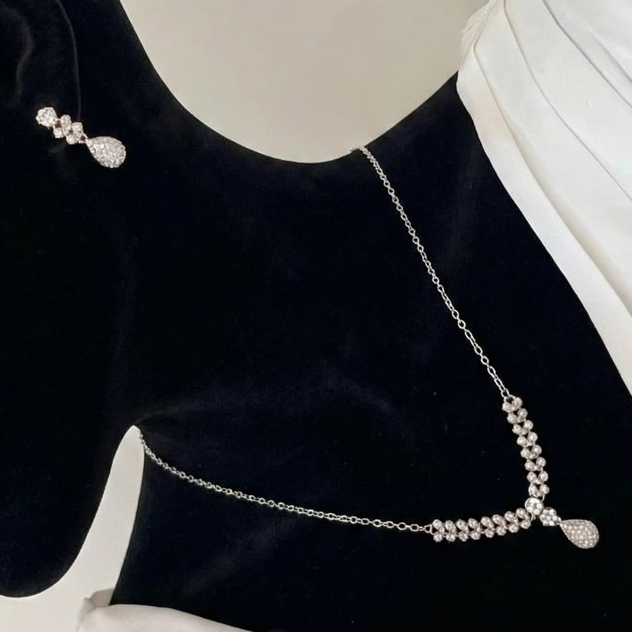 ست گردنبند و گوشواره زنانه طرح برگ شبدر با آویز قطره نگین زیرکن رنگ نقره ای مناسب روزمره و مهمانی جنس استیل ضد حساسیت و رنگ ثابت کد zmc — تصویر ۲