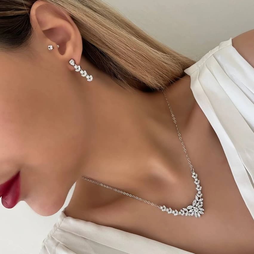 ست گردنبند و گوشواره زنانه کلاسیک طرح گل جواهری نگین زیرکن رنگ نقره ای مناسب روزمره و مهمانی جنس استیل ضد حساسیت و رنگ ثابت کد zmc
