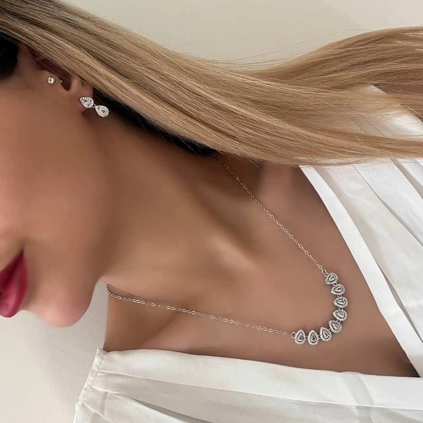 ست گردنبند و گوشواره زنانه طرح قطره جواهری نگین زیرکن رنگ جواهر سفید و جواهر سبز مناسب روزمره و مهمانی جنس استیل ضد حساسیت و رنگ ثابت کد zmc
