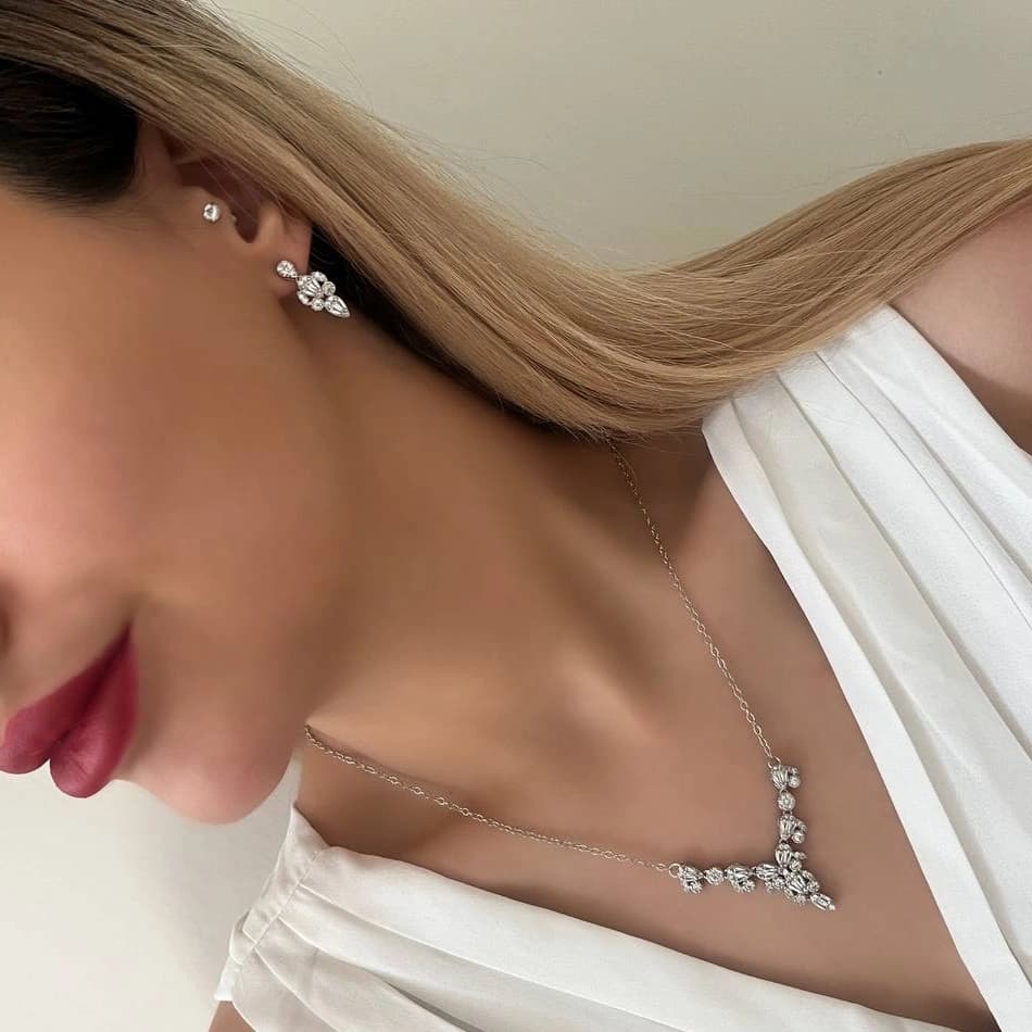 ست گردنبند و گوشواره زنانه مدل گل و برگ جواهری نگین زیرکن رنگ نقره ای مناسب روزمره و مهمانی جنس استیل ضد حساسیت و رنگ ثابت کد zmc