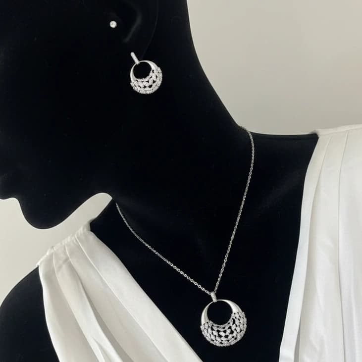 ست گردنبند و گوشواره زنانه جواهری طرح ماه نگین زیرکن رنگ نقره ای مناسب روزمره و مهمانی جنس استیل ضد حساسیت و رنگ ثابت کد zmc — تصویر ۲