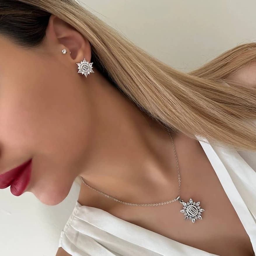 ست گردنبند و گوشواره زنانه مدل خورشیدی نگین زیرکن رنگ نقره ای مناسب روزمره و مهمانی جنس استیل ضد حساسیت و رنگ ثابت کد zmc