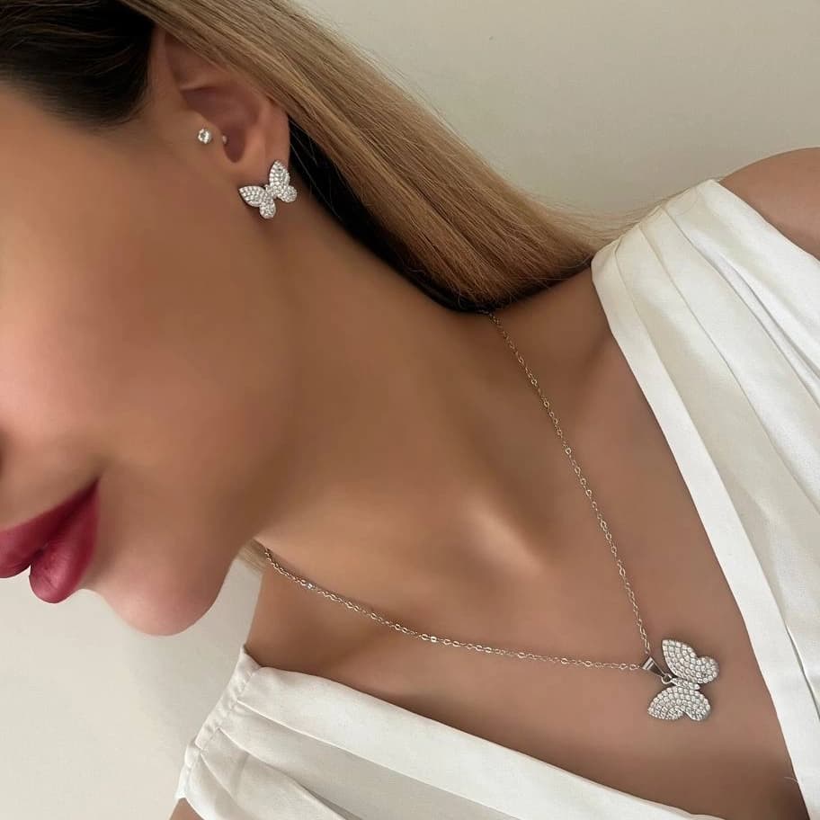 ست گردنبند و گوشواره زنانه مدل سه برگ نگین زیرکن رنگ نقره ای مناسب روزمره و مهمانی جنس استیل ضد حساسیت و رنگ ثابت کد zmc