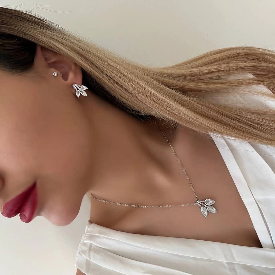 ست گردنبند و گوشواره زنانه مدل سه برگ نگین زیرکن رنگ نقره ای مناسب روزمره و مهمانی جنس استیل ضد حساسیت و رنگ ثابت کد zmc — تصویر ۵