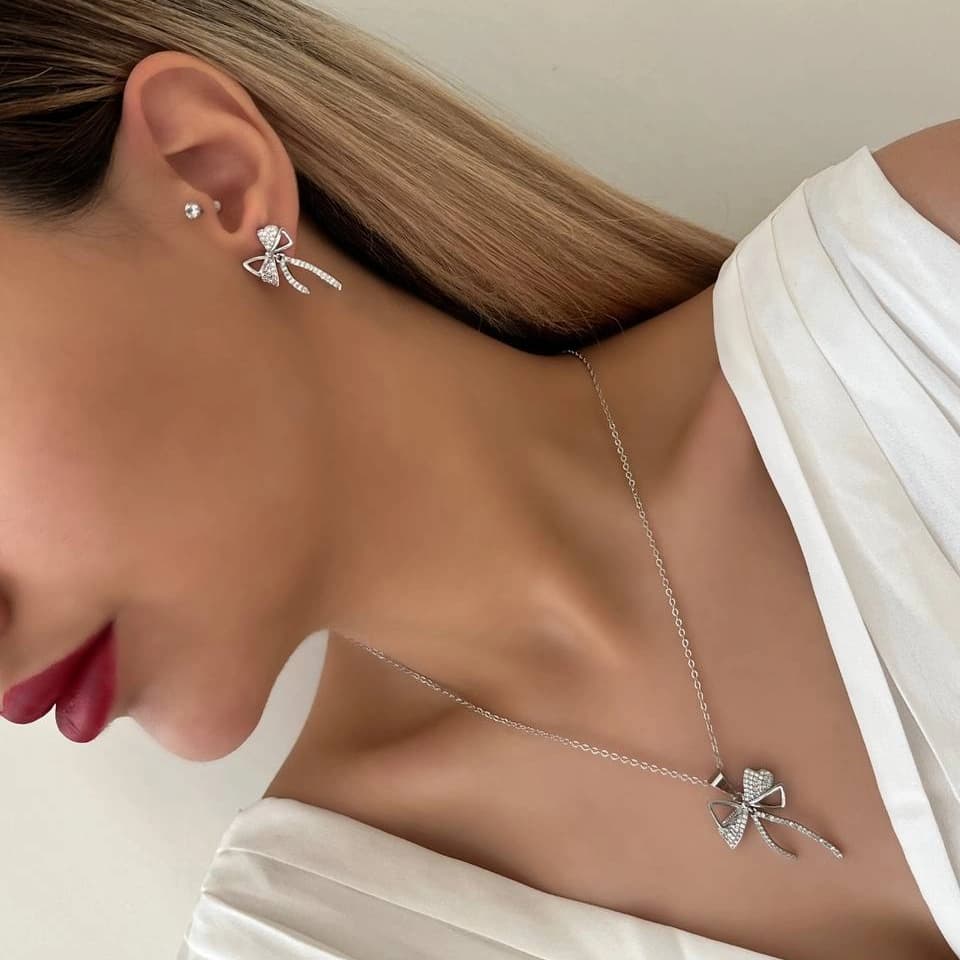 ست گردنبند و گوشواره زنانه مدل سه برگ نگین زیرکن رنگ نقره ای مناسب روزمره و مهمانی جنس استیل ضد حساسیت و رنگ ثابت کد zmc — تصویر ۳