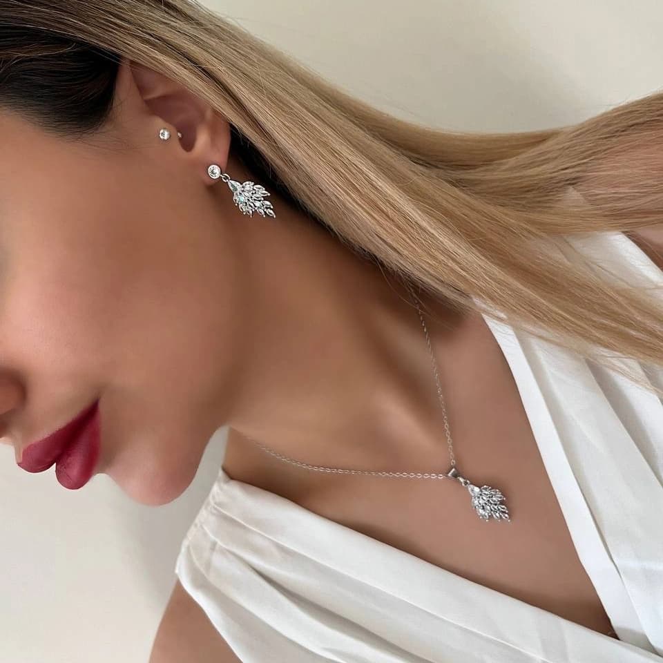 ست گردنبند و گوشواره زنانه جواهری طرح برگ پاییزه نگین زیرکن رنگ نقره ای مناسب روزمره و مهمانی جنس استیل ضد حساسیت و رنگ ثابت کد zmc