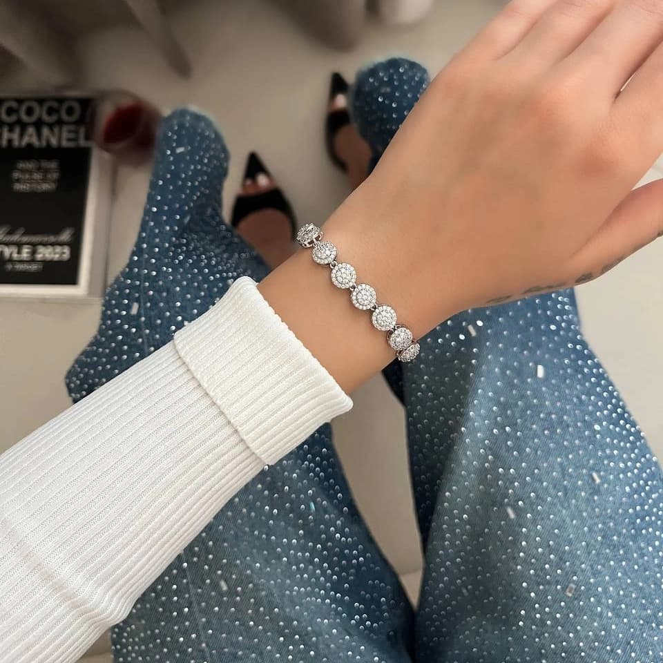 دستبند بنگل زنانه مدل دایره ای جواهری فول نگین کاری شده رنگ نقره ای مناسب روزمره و مهمانی آبکاری درجه یک نقره و رادیوم ضد حساسیت و رنگ ثابت کد zmc — تصویر ۲