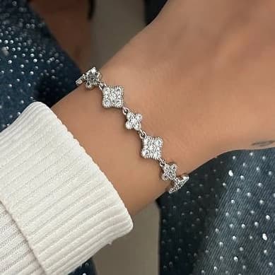 دستبند بنگل زنانه جواهری طرح ونکلیف VanCleef نگین کاری شده رنگ نقره ای مناسب روزمره و مهمانی آبکاری درجه یک نقره و رادیوم ضد حساسیت و رنگ کاملا ثابت کد zmc