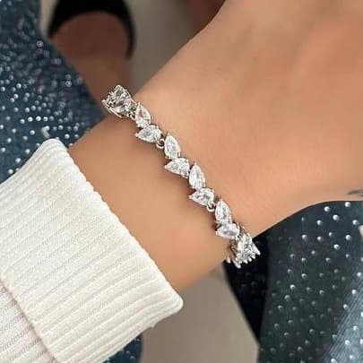 دستبند بنگل زنانه کلاسیک طرح برگ جواهری نگین کاری شده رنگ نقره ای مناسب روزمره و مهمانی آبکاری درجه یک نقره و رادیوم ضد حساسیت و رنگ کاملا ثابت کد zmc